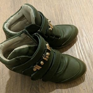 Cute green hidden heeled sneakers wirh gols detail